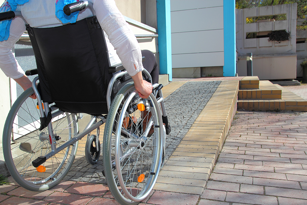 Behindertengerechte Büroeinrichtung – Von der Rollstuhlrampe zum barrierefreien Arbeitsplatz.